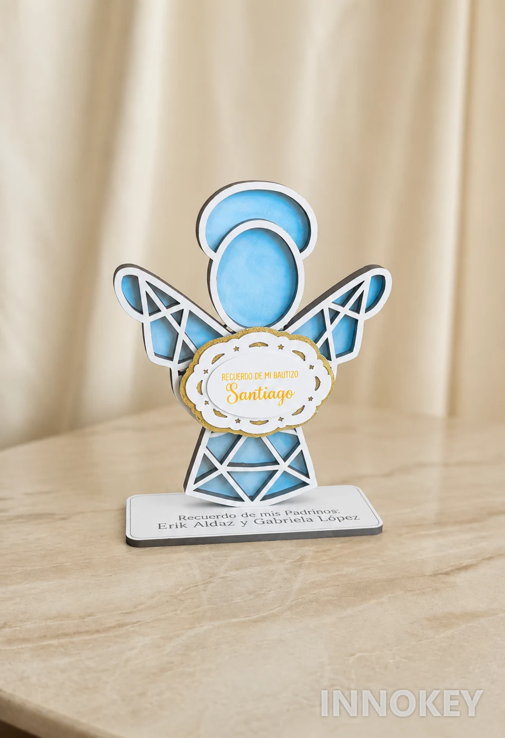 Recuerdo personalizado de bautizo con forma de ángel