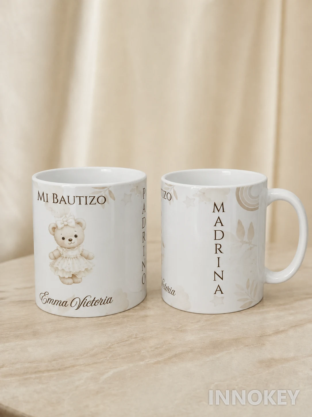 Dos tazas personalizadas para bautizo con nombre y diseño en tonos neutros