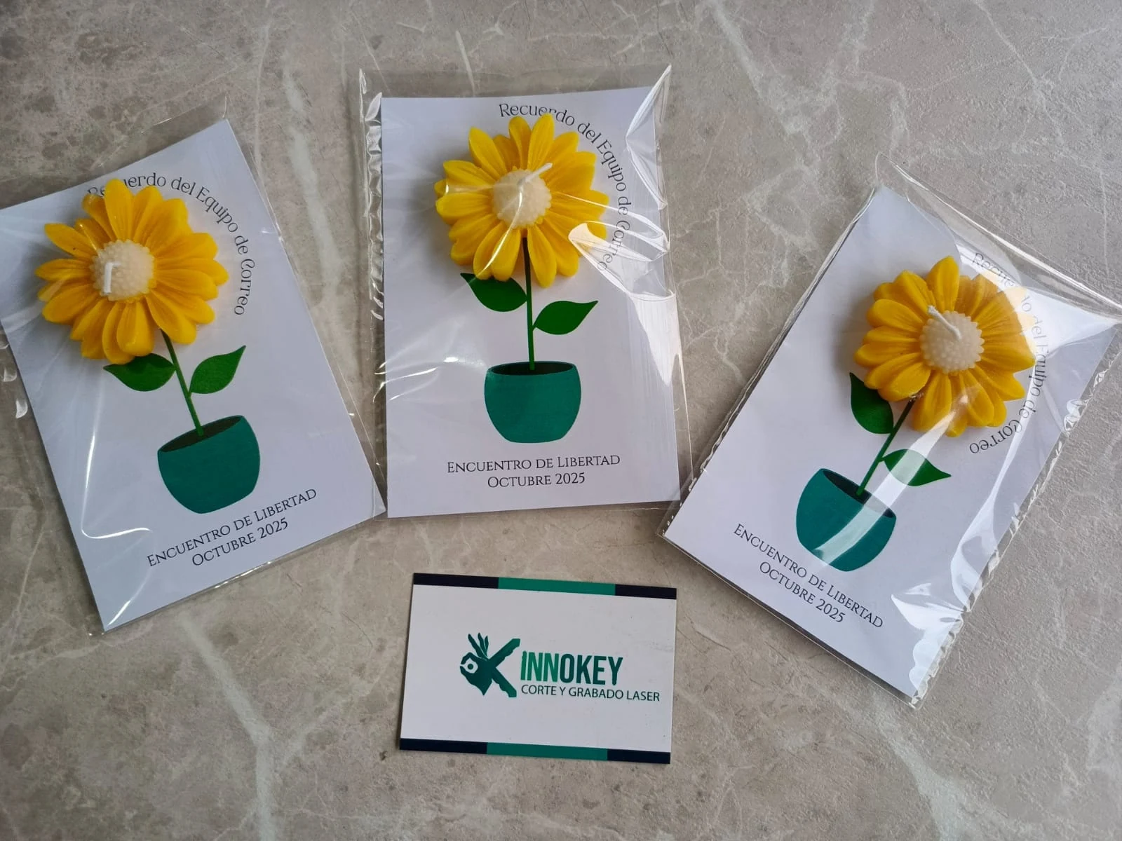 Velas con forma de flor empacadas individualmente para un pedido por cantidad