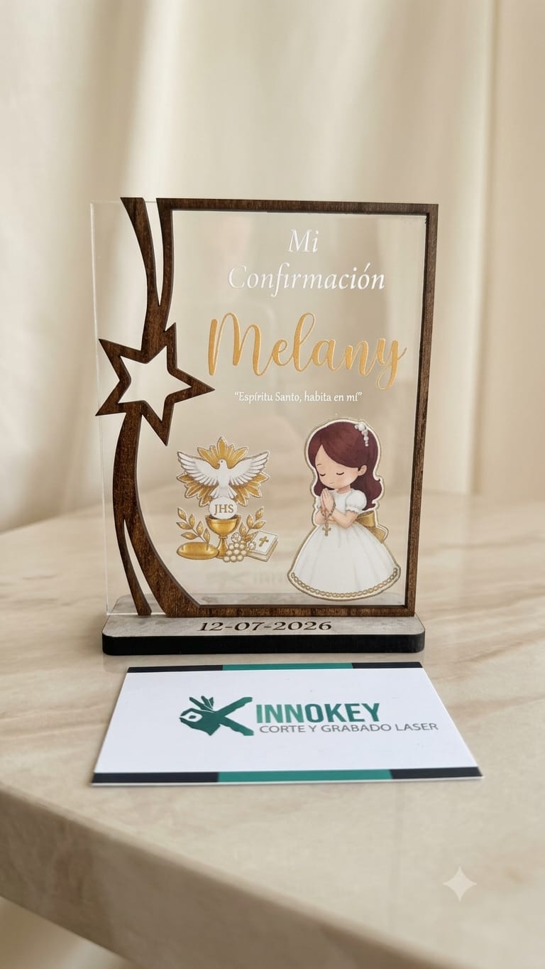 Recuerdo de confirmación personalizado con nombre, fecha y diseño religioso sobre base