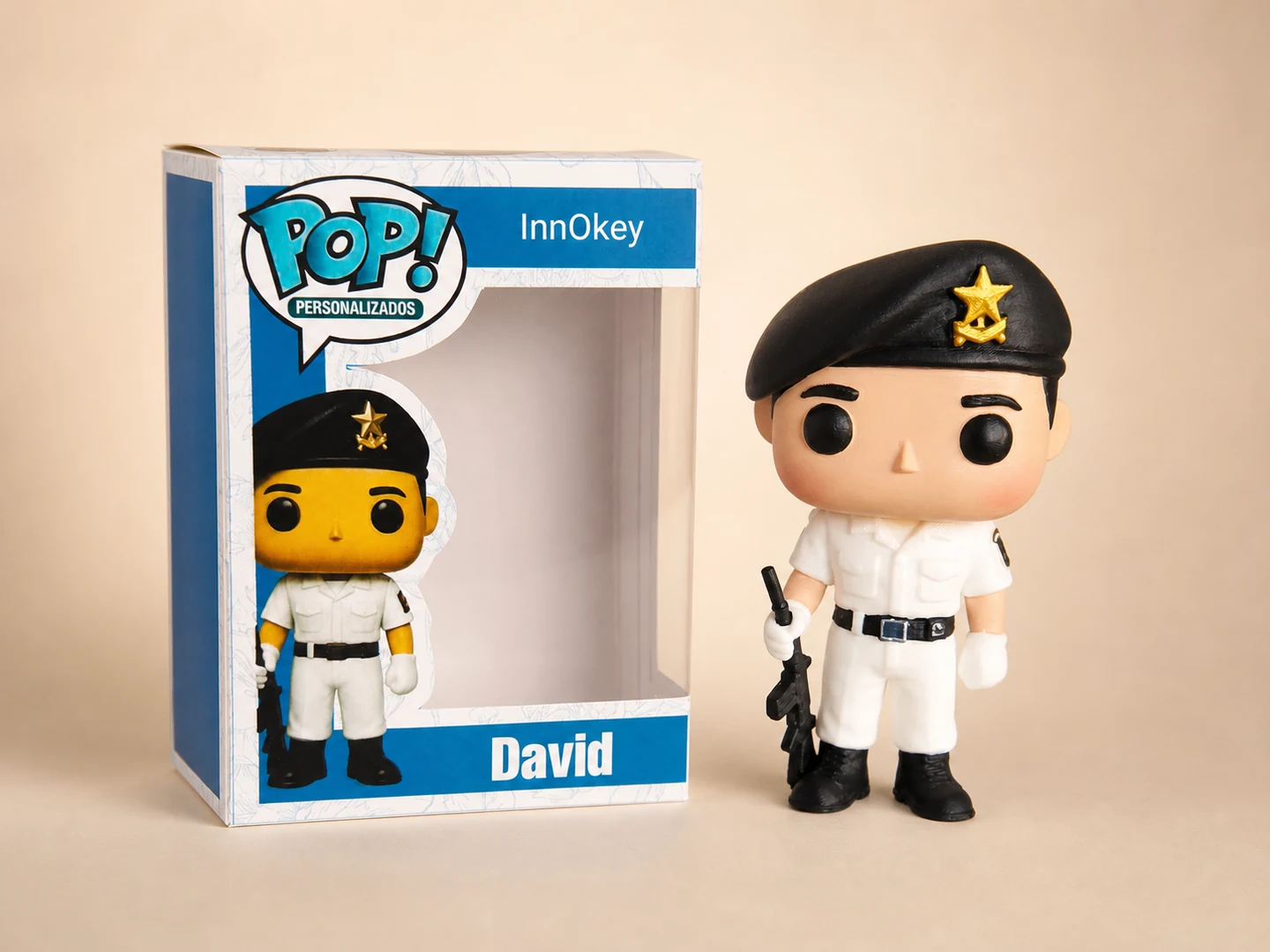 Figura 3D coleccionable personalizada con uniforme junto a su empaque