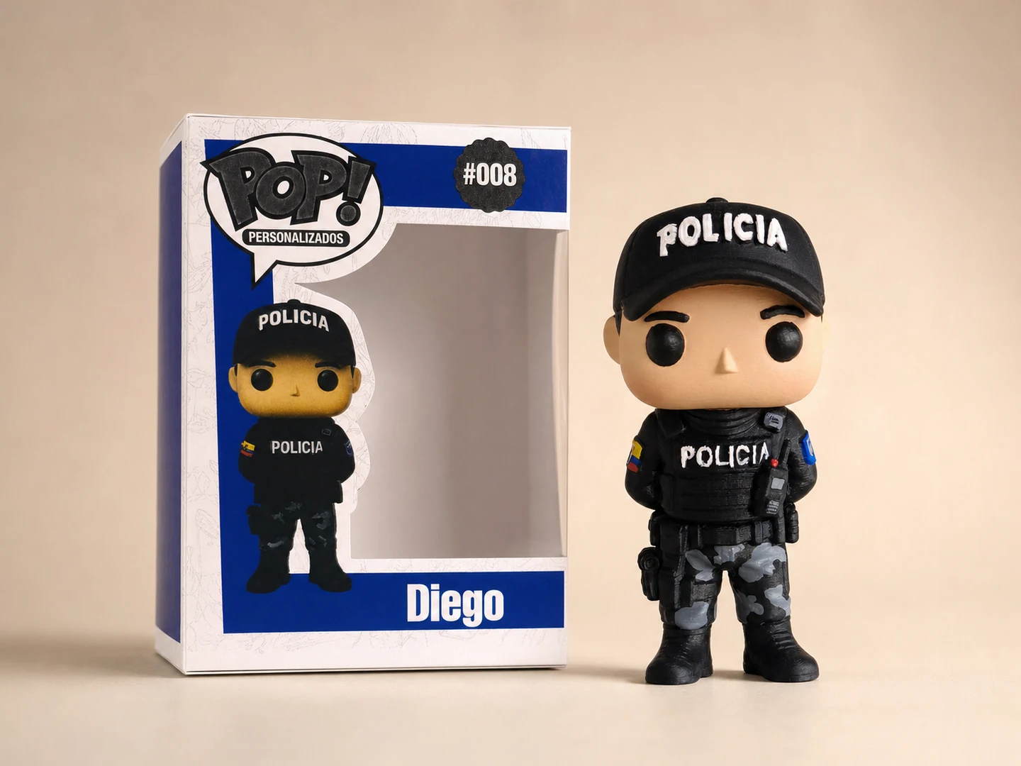 Figura 3D coleccionable personalizada de policía junto a su empaque