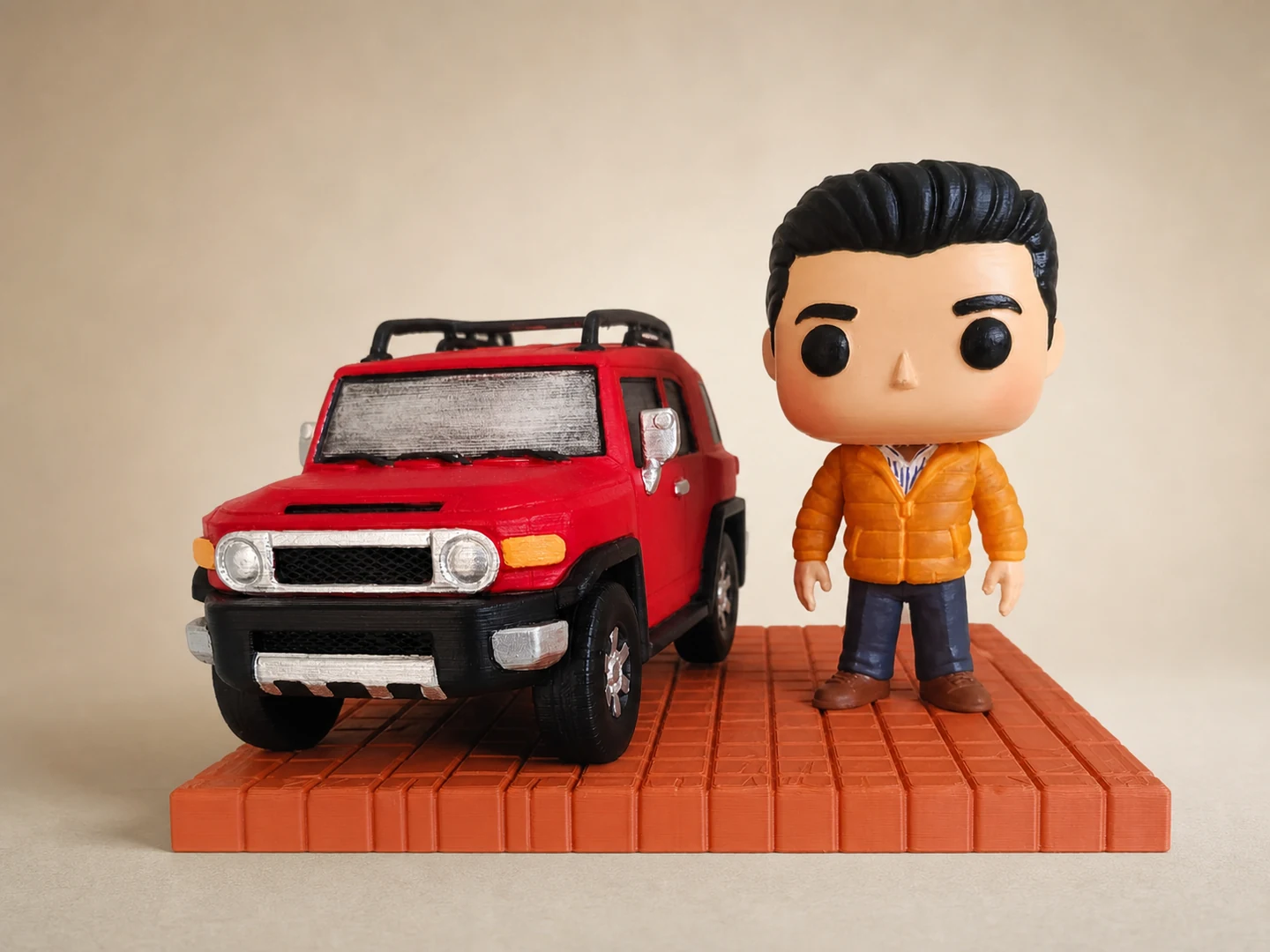 Figura personalizada en 3D junto a un vehículo y una base