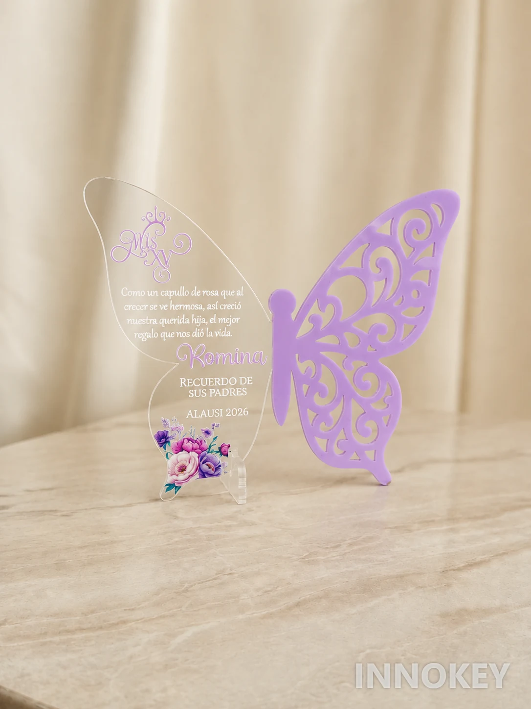 Recuerdo personalizado en forma de mariposa para quince años