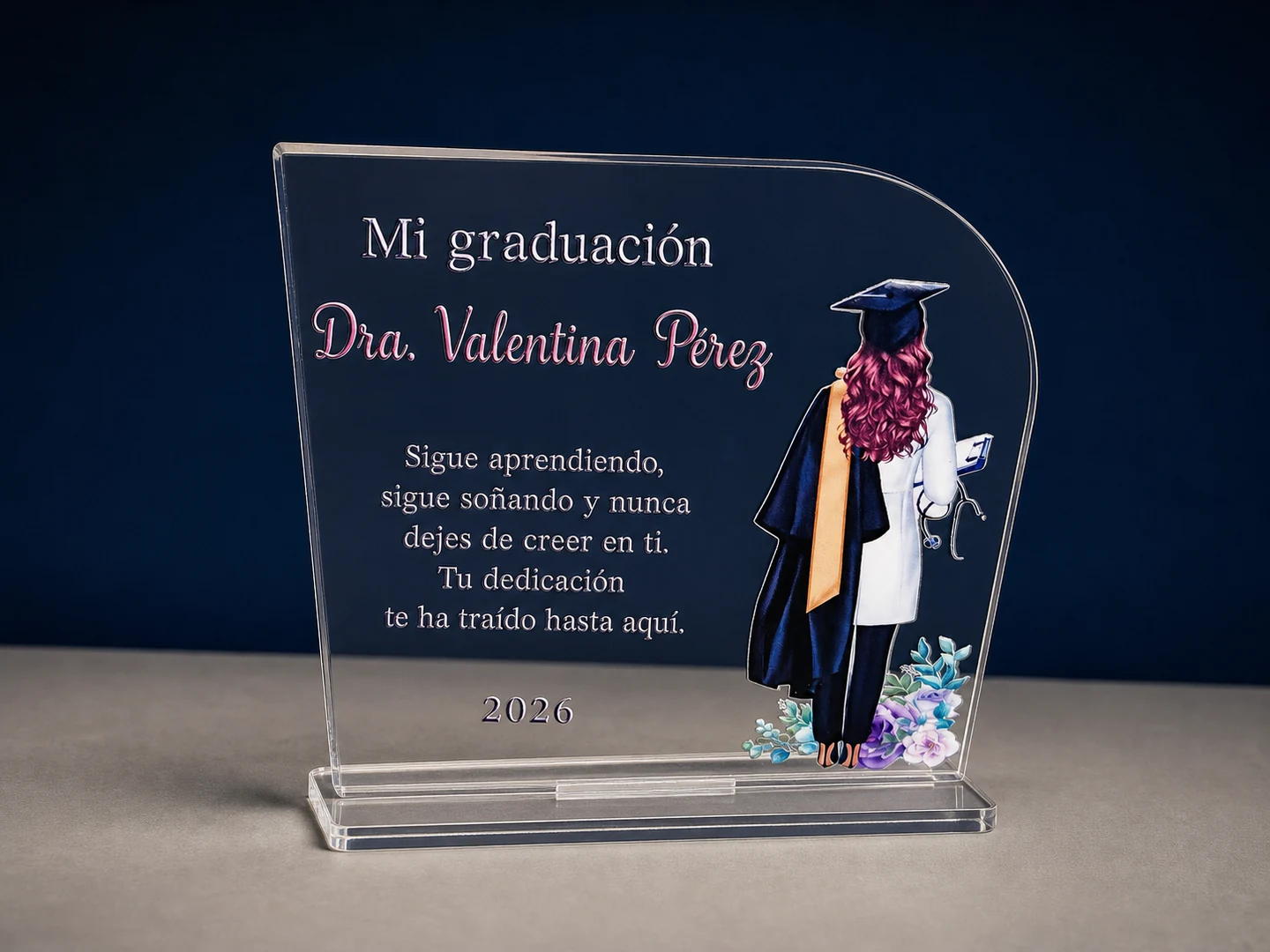 Placa de graduación en acrílico transparente con dedicatoria personalizada