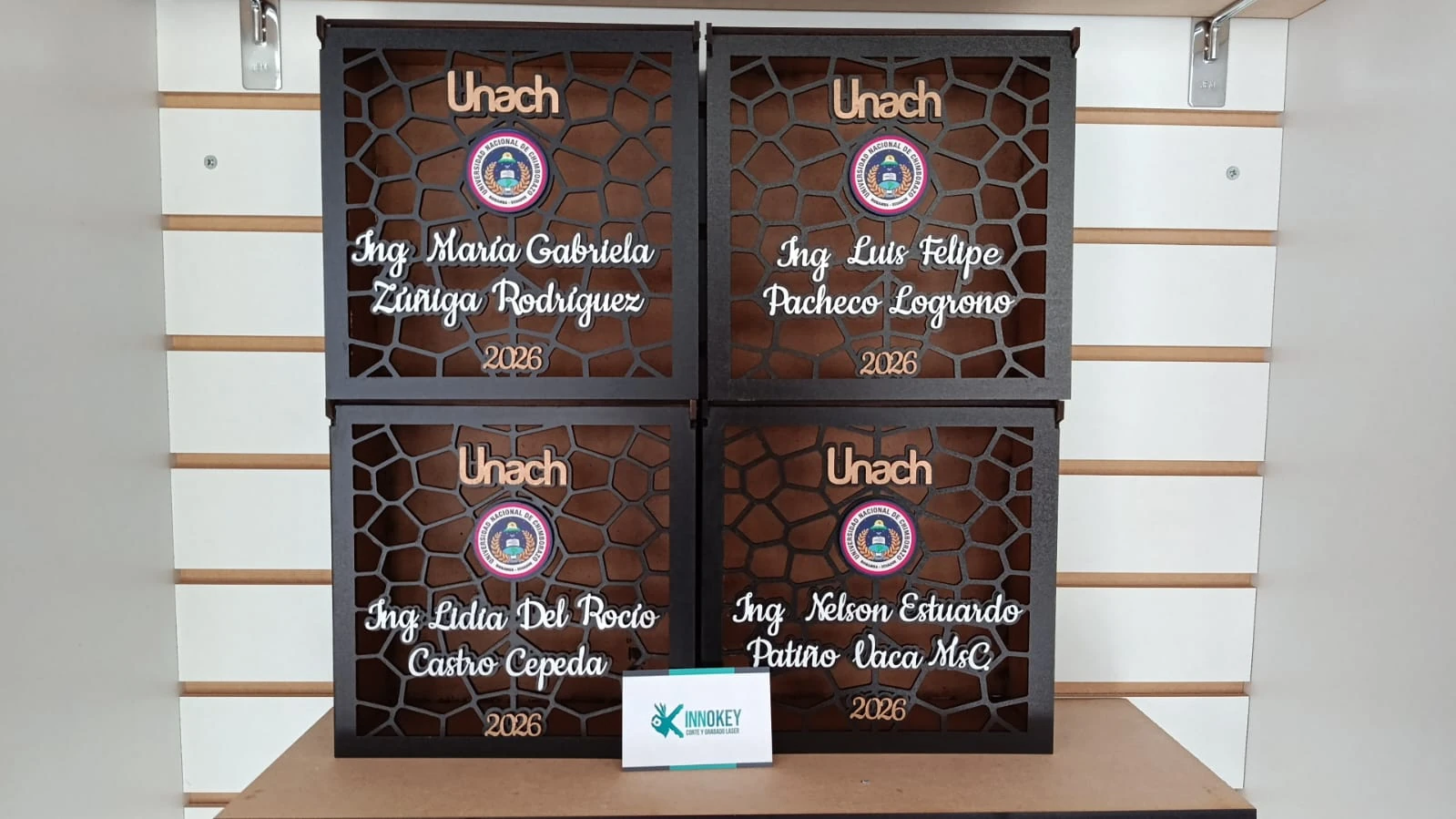 Cuatro cajas MDF caladas y personalizadas para defensa de tesis