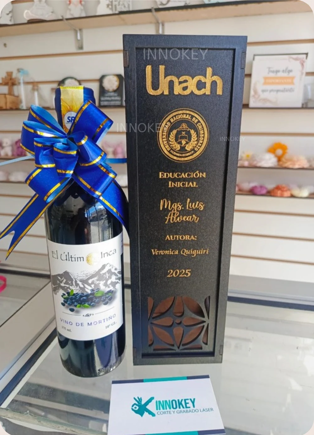 Caja deslizante personalizada para defensa de tesis junto a una botella
