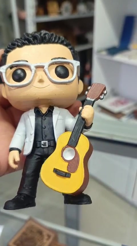 Fotograma de un trabajo de Innokey: figura personalizada de un músico con guitarra